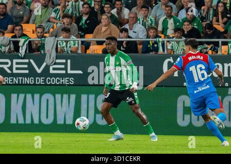 Sevilla, Spanien. Oktober 2025. Junior Firpo (N23) während des Spiels der La Liga zwischen Real Betis und Atlético de Madrid im Estadio de la Cartuja in Sevilla, Spanien Credit: SPP Sport Press Photo. /Alamy Live News Stockfoto