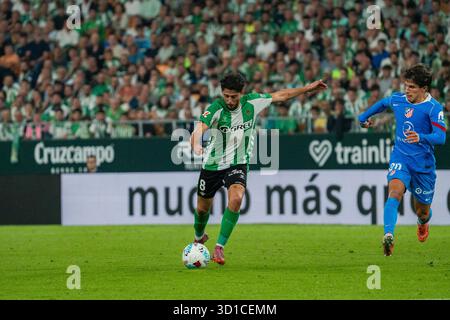 Sevilla, Spanien. Oktober 2025. Pablo Fornals (N8) schießt während des La-Liga-Spiels zwischen Real Betis und Atlético de Madrid im Estadio de la Cartuja in Sevilla, Spanien Credit: SPP Sport Press Photo. /Alamy Live News Stockfoto