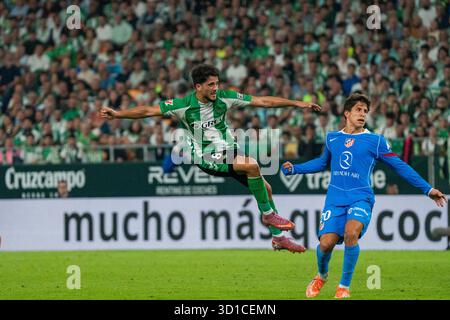 Sevilla, Spanien. Oktober 2025. Pablo Fornals (N8) schießt während des La-Liga-Spiels zwischen Real Betis und Atlético de Madrid im Estadio de la Cartuja in Sevilla, Spanien Credit: SPP Sport Press Photo. /Alamy Live News Stockfoto
