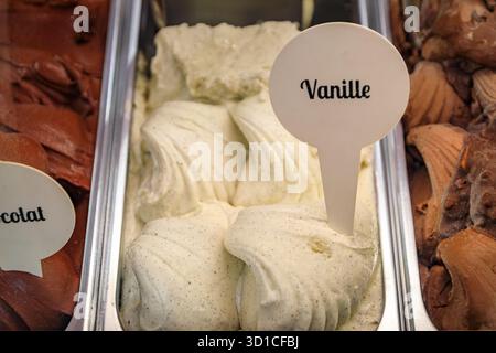 Handgefertigtes Vanille- und Schokoladeneis in einer Wanne in einer Eisdiele in der Altstadt oder Vieille Ville in Nizza, Südfrankreich Stockfoto