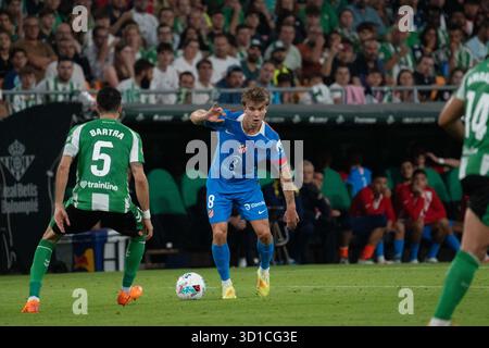 Sevilla, Spanien. Oktober 2025. Pablo Barrios (N8) mit dem Ball während des La-Liga-Spiels zwischen Real Betis und Atlético de Madrid im Estadio de la Cartuja in Sevilla Credit: SPP Sport Press Photo. /Alamy Live News Stockfoto