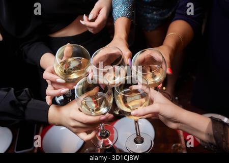 Feiern mit Gläsern Alkohol in den Händen. Glückliche Freundinnen, die sich amüsieren. Stockfoto