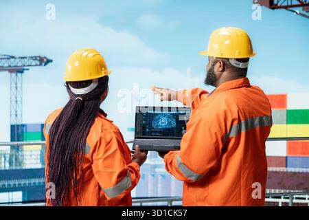 Offshore-Plattform-Profis verwenden KI-Technologie-Software auf einem Laptop, um die Bohrgenauigkeit zu verbessern. Kollegen nutzen prädiktive künstliche Intelligenz, um Fehlfunktionen zu verhindern Stockfoto