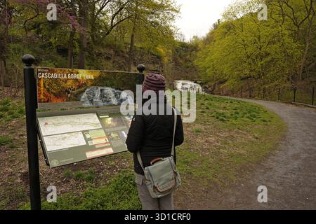 Besucher besuchen Informationskiosk am Cascadilla Gorge Trail, Ithaca, New York Stockfoto