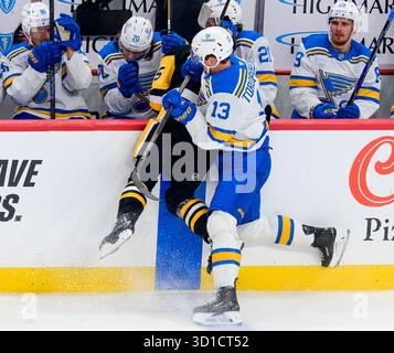 Pittsburgh, Usa. Oktober 2025. Die St. Louis Blues Bank reagiert, als der rechte Flügel Alexey Toropchenko (13) während der zweiten Periode in der PPG Paints Arena in Pittsburgh am 27. Oktober 2025 Pittsburgh Penguins Defenseman Erik Karlsson (65) überprüft. Foto von Archie Carpenter/UPI. Quelle: UPI/Alamy Live News Stockfoto