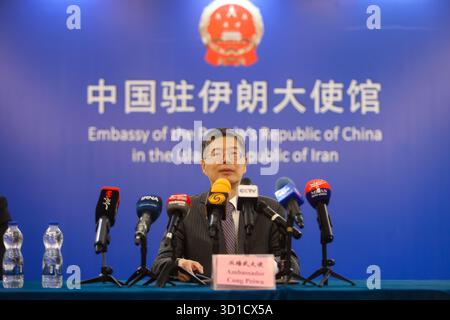 Teheran, Iran. Oktober 2025. Cong Peiwu, chinesischer Botschafter im Iran, spricht während einer Pressekonferenz in der chinesischen Botschaft in Teheran Credit: SOPA Images Limited/Alamy Live News Stockfoto