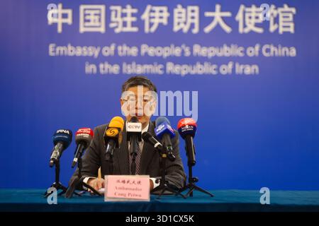 Teheran, Iran. Oktober 2025. Cong Peiwu, chinesischer Botschafter im Iran, spricht während einer Pressekonferenz in der chinesischen Botschaft in Teheran Credit: SOPA Images Limited/Alamy Live News Stockfoto