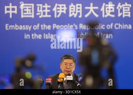 Teheran, Iran. Oktober 2025. Cong Peiwu, chinesischer Botschafter im Iran, spricht während einer Pressekonferenz in der chinesischen Botschaft in Teheran Credit: SOPA Images Limited/Alamy Live News Stockfoto
