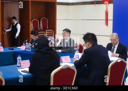 Teheran, Iran. Oktober 2025. Cong Peiwu, chinesischer Botschafter im Iran, spricht während einer Pressekonferenz in der chinesischen Botschaft in Teheran Credit: SOPA Images Limited/Alamy Live News Stockfoto
