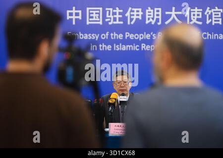 Teheran, Iran. Oktober 2025. Cong Peiwu, chinesischer Botschafter im Iran, spricht während einer Pressekonferenz in der chinesischen Botschaft in Teheran Credit: SOPA Images Limited/Alamy Live News Stockfoto