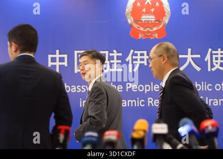 Teheran, Iran. Oktober 2025. Cong Peiwu, chinesischer Botschafter im Iran, spricht während einer Pressekonferenz in der chinesischen Botschaft in Teheran (Foto: Foad Ashtari/SOPA Images/SIPA USA) Credit: SIPA USA/Alamy Live News Stockfoto