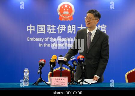 Teheran, Iran. Oktober 2025. Cong Peiwu, chinesischer Botschafter im Iran, spricht während einer Pressekonferenz in der chinesischen Botschaft in Teheran. (Foto: Foad Ashtari/SOPA Images/SIPA USA) Credit: SIPA USA/Alamy Live News Stockfoto