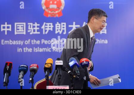 Teheran, Iran. Oktober 2025. Cong Peiwu, chinesischer Botschafter im Iran, spricht während einer Pressekonferenz in der chinesischen Botschaft in Teheran (Foto: Foad Ashtari/SOPA Images/SIPA USA) Credit: SIPA USA/Alamy Live News Stockfoto