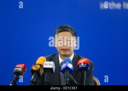 Teheran, Iran. Oktober 2025. Cong Peiwu, chinesischer Botschafter im Iran, spricht während einer Pressekonferenz in der chinesischen Botschaft in Teheran. (Foto: Foad Ashtari/SOPA Images/SIPA USA) Credit: SIPA USA/Alamy Live News Stockfoto