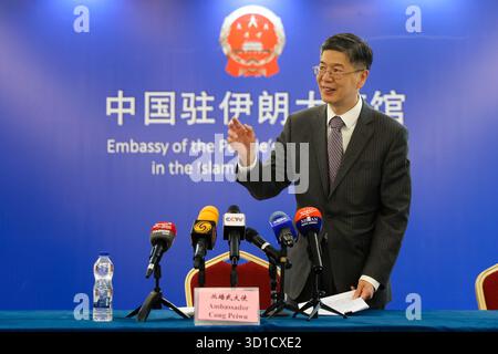 Teheran, Iran. Oktober 2025. Cong Peiwu, chinesischer Botschafter im Iran, spricht während einer Pressekonferenz in der chinesischen Botschaft in Teheran. (Foto: Foad Ashtari/SOPA Images/SIPA USA) Credit: SIPA USA/Alamy Live News Stockfoto