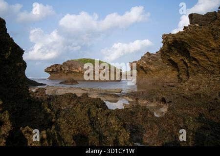 Felsige Riffe im flachen Wasser bei Ebbe mit blauem Ozean Hintergrund, Watamu Beach, Kenia Stockfoto