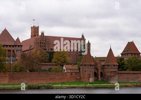 Malbork. Oktober 2025. Dieses Foto, das am 27. Oktober 2025 von der anderen Seite des Flusses Nogat aufgenommen wurde, zeigt einen Blick auf die Burg Malbork in Malbork, Polen. Die Burg Malbork, auch bekannt als die Burg des Deutschen Ordens, wurde von den Deutschen Rittern im 13. Jahrhundert erbaut. Die rote Ziegelfestung umfasst etwa 200.000 Quadratmeter und ist damit eine der größten Ziegelburgen der Welt und ein Meisterwerk mittelalterlicher gotischer Militärarchitektur. Es wurde 1997 aufgrund seines herausragenden kulturellen und architektonischen Wertes in die UNESCO-Liste des Weltkulturerbes aufgenommen. Quelle: Xia Yuanyi/Xinhua/Alamy Live News Stockfoto