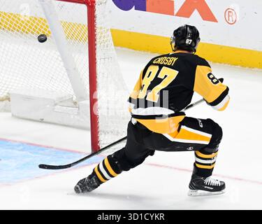 Pittsburgh, Usa. Oktober 2025. Pittsburgh Penguins Center Sidney Crosby (87) erzielte in der dritten Periode den Sieg 6-3 gegen die St. Louis Blues in der PPG Paints Arena in Pittsburgh am Montag, den 27. Oktober 2025. Pittsburgh Penguins Center Sidney Crosby (87) erzielte bereits 1700 Punkte im Spiel. Foto von Archie Carpenter/UPI. Quelle: UPI/Alamy Live News Stockfoto