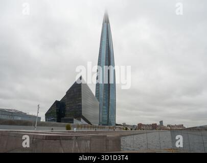 Sankt Petersburg, Russland. Oktober 2025. Das Lakhta Center gesehen. Das Lakhta Center ist ein multifunktionaler Komplex am Ufer des Finnischen Golfs im Bezirk Primorsky. Es ist das Zentralbüro von Gazprom. (Foto: Igor Podgorny/SOPA Images/SIPA USA) Credit: SIPA USA/Alamy Live News Stockfoto