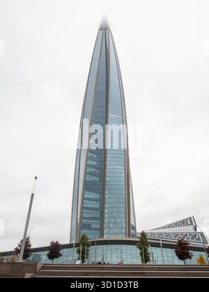 Sankt Petersburg, Russland. Oktober 2025. Das Lakhta Center gesehen. Das Lakhta Center ist ein multifunktionaler Komplex am Ufer des Finnischen Golfs im Bezirk Primorsky. Es ist das Zentralbüro von Gazprom. (Foto: Igor Podgorny/SOPA Images/SIPA USA) Credit: SIPA USA/Alamy Live News Stockfoto