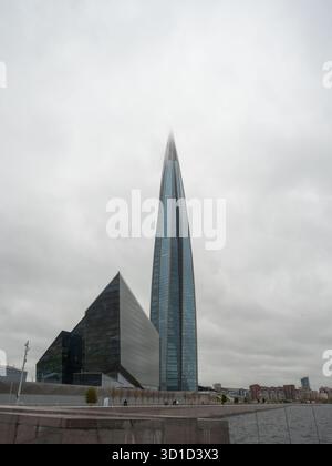 Sankt Petersburg, Russland. Oktober 2025. Das Lakhta Center gesehen. Das Lakhta Center ist ein multifunktionaler Komplex am Ufer des Finnischen Golfs im Bezirk Primorsky. Es ist das Zentralbüro von Gazprom. (Foto: Igor Podgorny/SOPA Images/SIPA USA) Credit: SIPA USA/Alamy Live News Stockfoto