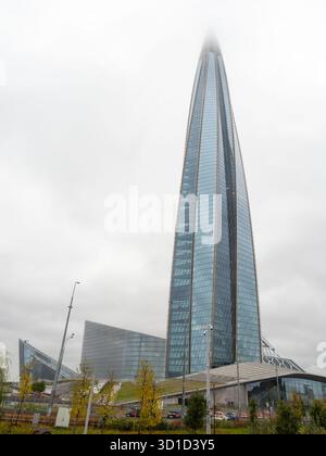 Sankt Petersburg, Russland. Oktober 2025. Das Lakhta Center gesehen. Das Lakhta Center ist ein multifunktionaler Komplex am Ufer des Finnischen Golfs im Bezirk Primorsky. Es ist das Zentralbüro von Gazprom. (Foto: Igor Podgorny/SOPA Images/SIPA USA) Credit: SIPA USA/Alamy Live News Stockfoto