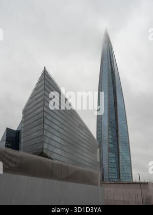 Sankt Petersburg, Russland. Oktober 2025. Das Lakhta Center gesehen. Das Lakhta Center ist ein multifunktionaler Komplex am Ufer des Finnischen Golfs im Bezirk Primorsky. Es ist das Zentralbüro von Gazprom. (Foto: Igor Podgorny/SOPA Images/SIPA USA) Credit: SIPA USA/Alamy Live News Stockfoto