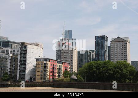 Die beeindruckende britische Architektur kann vom Ufer der Themse aus gesehen werden. Stockfoto