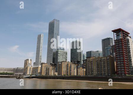 Die beeindruckende britische Architektur kann vom Ufer der Themse aus gesehen werden. Stockfoto