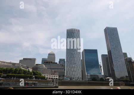Die beeindruckende britische Architektur kann vom Ufer der Themse aus gesehen werden. Stockfoto