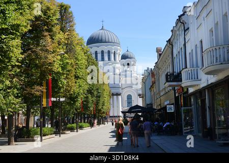 Die Kirche St. Michael Erzengel aus Laisvės al. In Kaunas, Litauen. Stockfoto