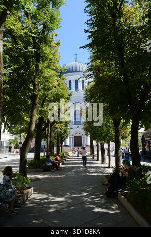 Die Kirche St. Michael Erzengel aus Laisvės al. In Kaunas, Litauen. Stockfoto