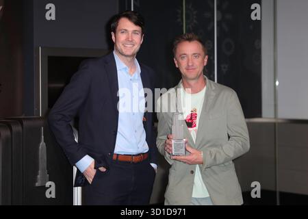 NEW YORK, NEW YORK – 27. OKTOBER 2025: Tom Felton und Tom Middleton, zusammen mit Tom Middleton, beleuchteten das Empire State Building anlässlich seines Broadway-Debüts und kehrten in die Rolle des „Draco Malfoy“ in Harry Potter und das verfluchte Kind zurück. Die Veranstaltung würdigte den Feltons Meilenstein des Theaters und begeisterte Fans, die sich versammelten, um seine Rückkehr in die Zauberwelt im Herzen von New York City zu feiern. (Foto: Giada Papini Rampelotto/EuropaNewswire) Stockfoto