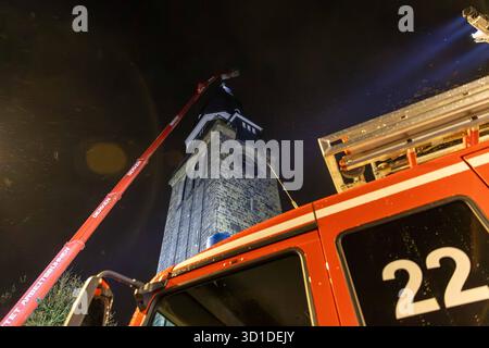 Bochum, Deutschland. Oktober 2025. Die Feuerwehrleute in Bochum haben die 45 Kilogramm schwere Metallkugel von der Spitze der Melanchthonkirche geholt. Der Ball konnte sich aufgrund stürmischer Wetterbedingungen lösen. Quelle: Justin Brosch/dpa/Alamy Live News Stockfoto