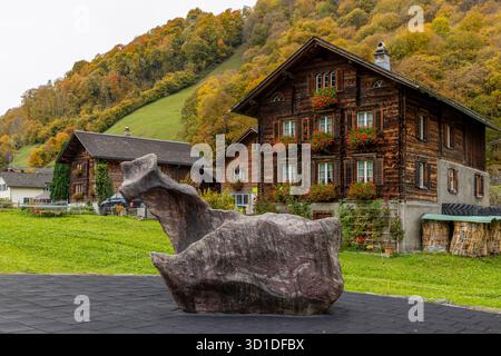 Das Alpendorf Elm, eingebettet unter den Tschingelhörnern im Kanton Glarus, wurde berühmt für das Martinsloch. Stockfoto
