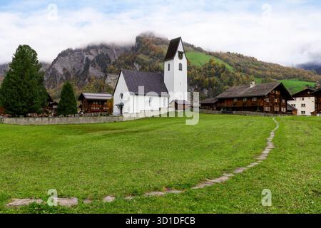 Das Alpendorf Elm, eingebettet unter den Tschingelhörnern im Kanton Glarus, wurde berühmt für das Martinsloch. Stockfoto