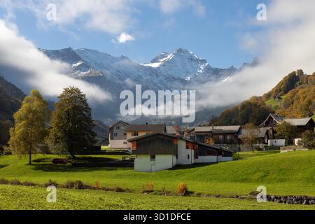 Das Alpendorf Elm, eingebettet unter den Tschingelhörnern im Kanton Glarus, wurde berühmt für das Martinsloch. Stockfoto