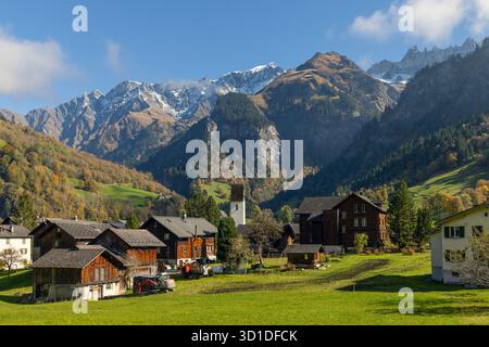 Das Alpendorf Elm, eingebettet unter den Tschingelhörnern im Kanton Glarus, wurde berühmt für das Martinsloch. Stockfoto