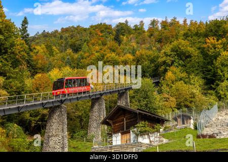 Die historische Harderbahn, die den Berg oberhalb von Interlaken im Berner Oberland in der Schweiz aufsteigt Stockfoto