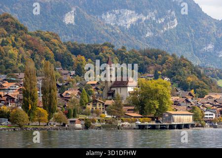 Das malerische Dorf Brienz, berühmt für seine Holzschnitzereien, liegt am türkisfarbenen Ufer des Brienzersees im Berner Oberland Stockfoto