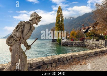 Das malerische Dorf Brienz, berühmt für seine Holzschnitzereien, liegt am türkisfarbenen Ufer des Brienzersees im Berner Oberland Stockfoto
