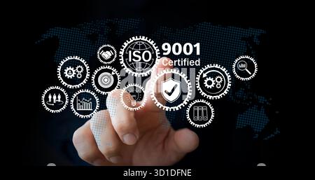 ISO 9001-Zertifizierungskonzept mit handberührender virtueller Schnittstelle mit Getriebesymbolen für Qualitätsmanagement, Geschäftsprozesskontrolle und Kunden Stockfoto