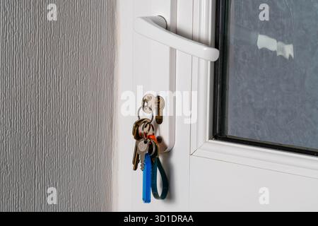 Schlüsselsatz in der Haustür, Türgriff am Eingang des Hauses, Sicherheits- oder Hauskonzept Stockfoto
