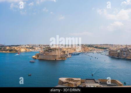 Blick auf die drei Städte Maltas auf der anderen Seite des Grand Harbour in Valletta, Malta Stockfoto