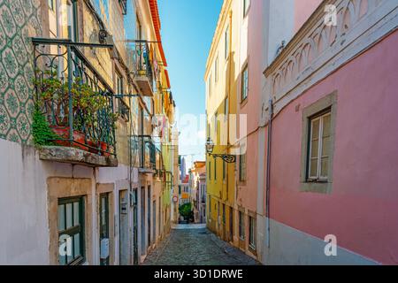 Farbenfrohe, enge Straße mit traditionellen Azulejo-Fliesen und Balkonen in Lissabon, Portugal. Mittelalterliche Gasse in der Altstadt von Lisboa. Reisen Stockfoto