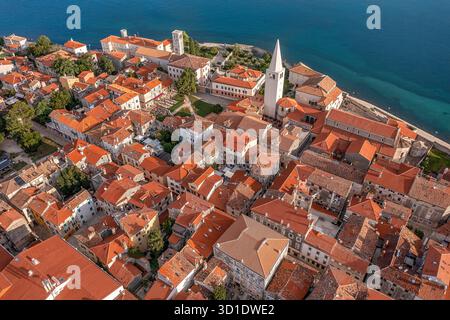 Blick aus der Vogelperspektive auf die Terrakotta-Dächer stürzt in Richtung Adria, umschließt den Turm der Euphrasianischen Basilika und die antiken Steine der Stadt, Poreč, Istri Stockfoto