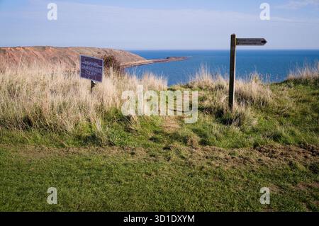 König Karl III. Küstenpfad mit Filey Brigg im Hintergrund Stockfoto