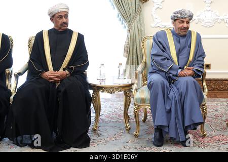 Teheran, Iran. Oktober 2025. Der iranische Präsident (unsichtbar) trifft in Teheran mit Omans Innenminister HAMOUD BIN FAISAL AL BUSAIDI (R) zusammen. (Credit Image: © Iranian Presidency via ZUMA Press Wire) NUR REDAKTIONELLE VERWENDUNG! Nicht für kommerzielle ZWECKE! Stockfoto