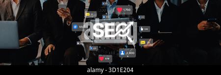 Geschäftsleute analysieren SEO-Kennzahlen und tauschen Erkenntnisse über digitale Marketingstrategien aus, während sie Technologie in einer modernen Arbeitsumgebung einsetzen. Stockfoto