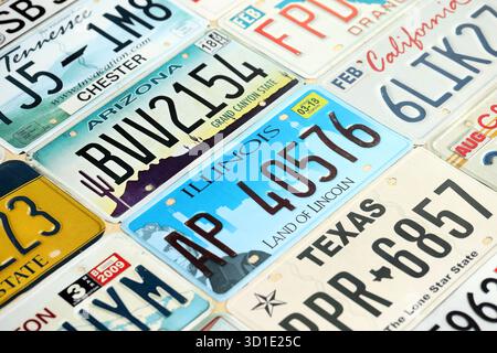 KIEW, UKRAINE - 18. OKTOBER 2025 viele US-Nummernschilder verschiedener staaten sind registriert. Viele US-Nummernschilder Stockfoto